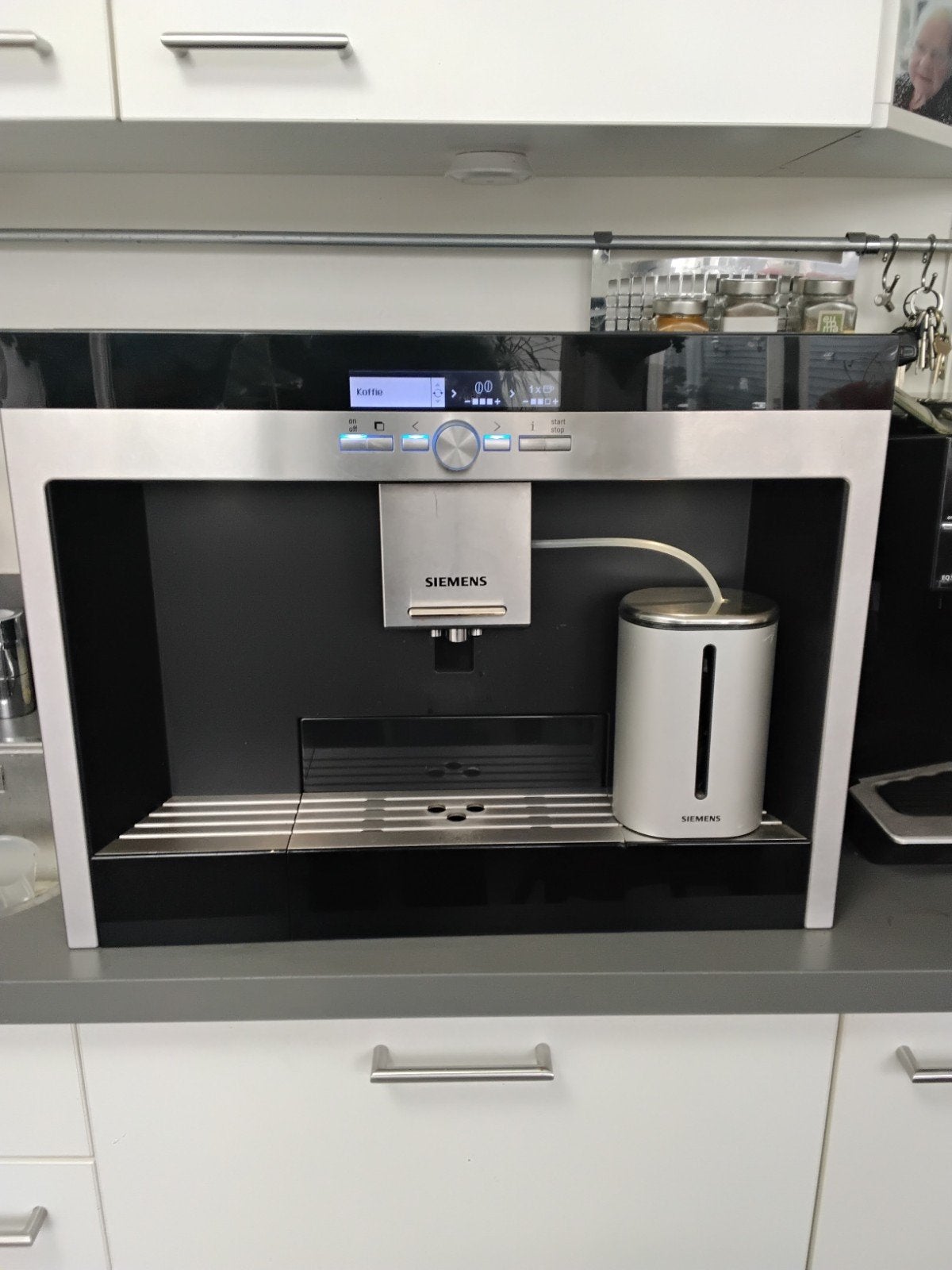 Siemens TK76K572 Inbouw Koffiemachine–Volledig Gereviseerd, Ophalen, 10 kopjes of meer, Afneembaar waterreservoir, Gemalen koffie