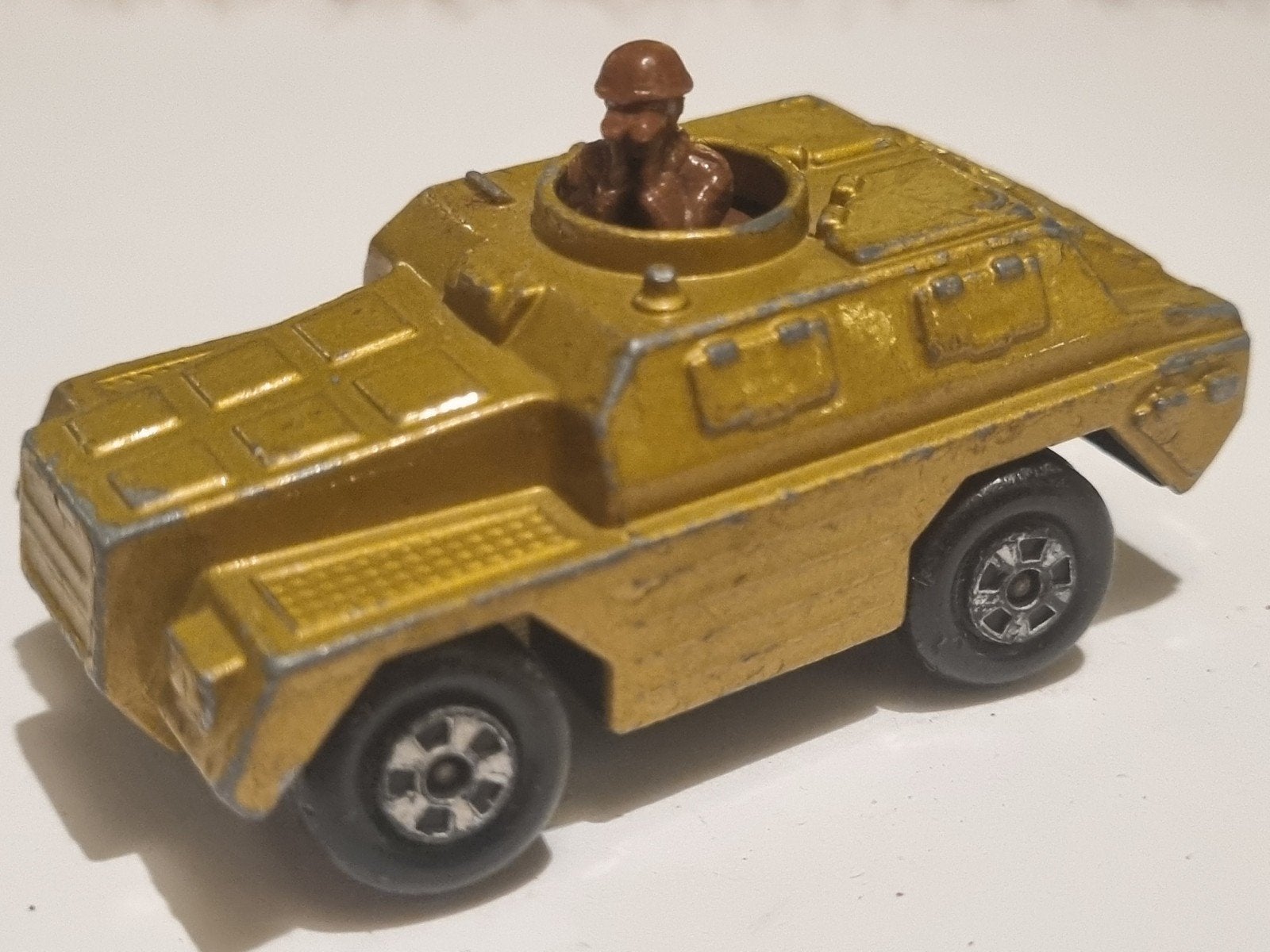 Matchbox K-99 Armoured Car 1973 - Goudkleurig met soldaat, Antiek en Kunst, Ophalen of Verzenden