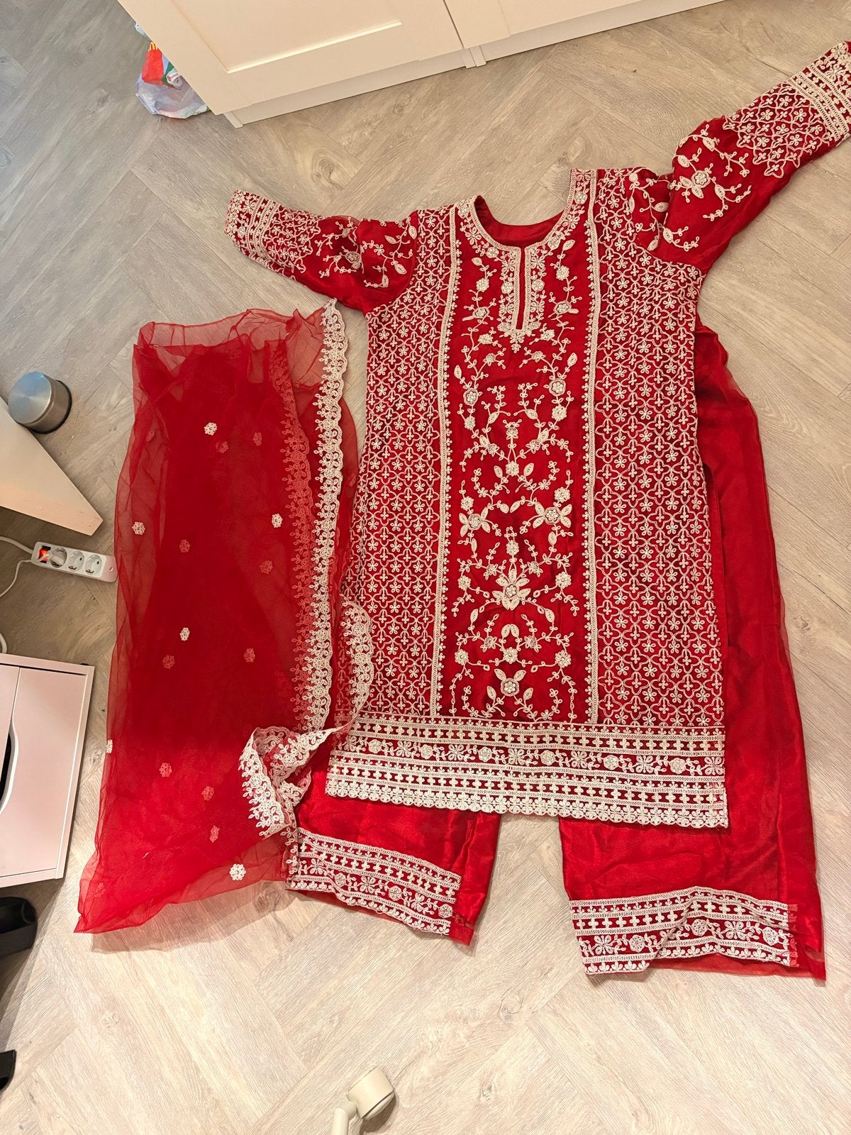 Prachtige Indiase Salwar Kameez Rood met Wit Borduurwerk, Kleding | Dames, Ophalen of Verzenden, Zo goed als nieuw