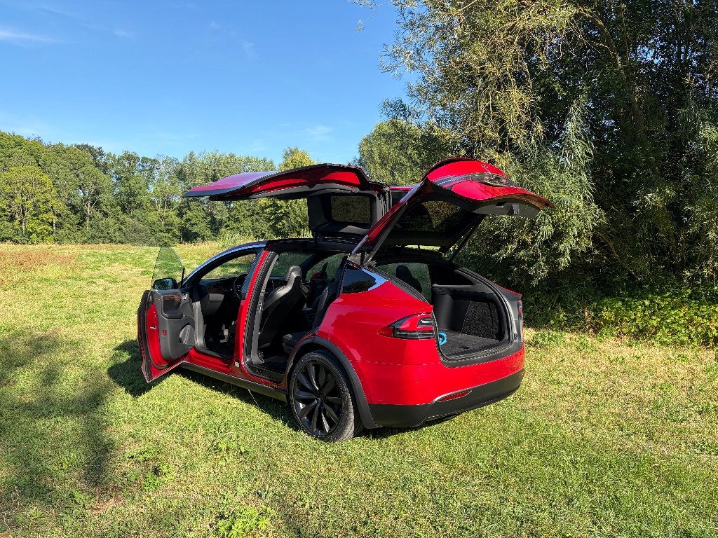 Foto 3 van BLOEDMOOIE TESLA MODEL X 90 D - ROOD