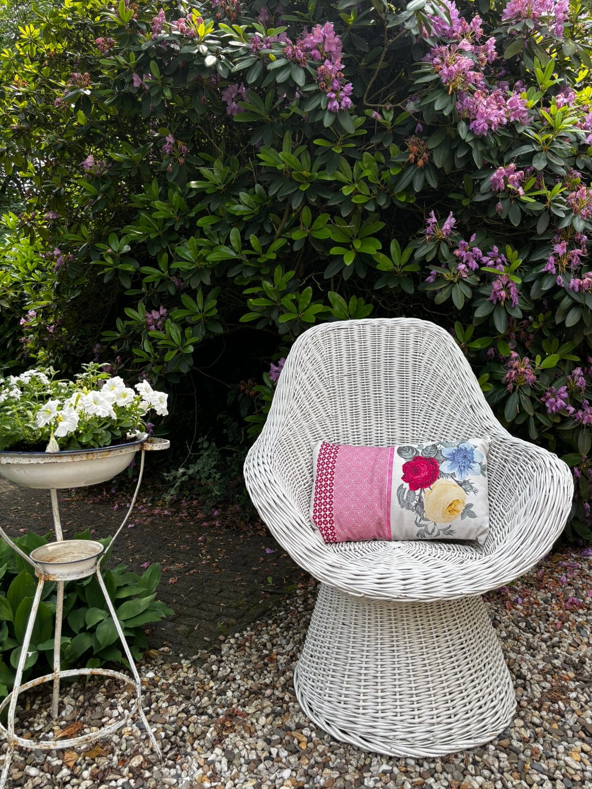 Vintage witte rieten stoel, tuinstoel, Ophalen