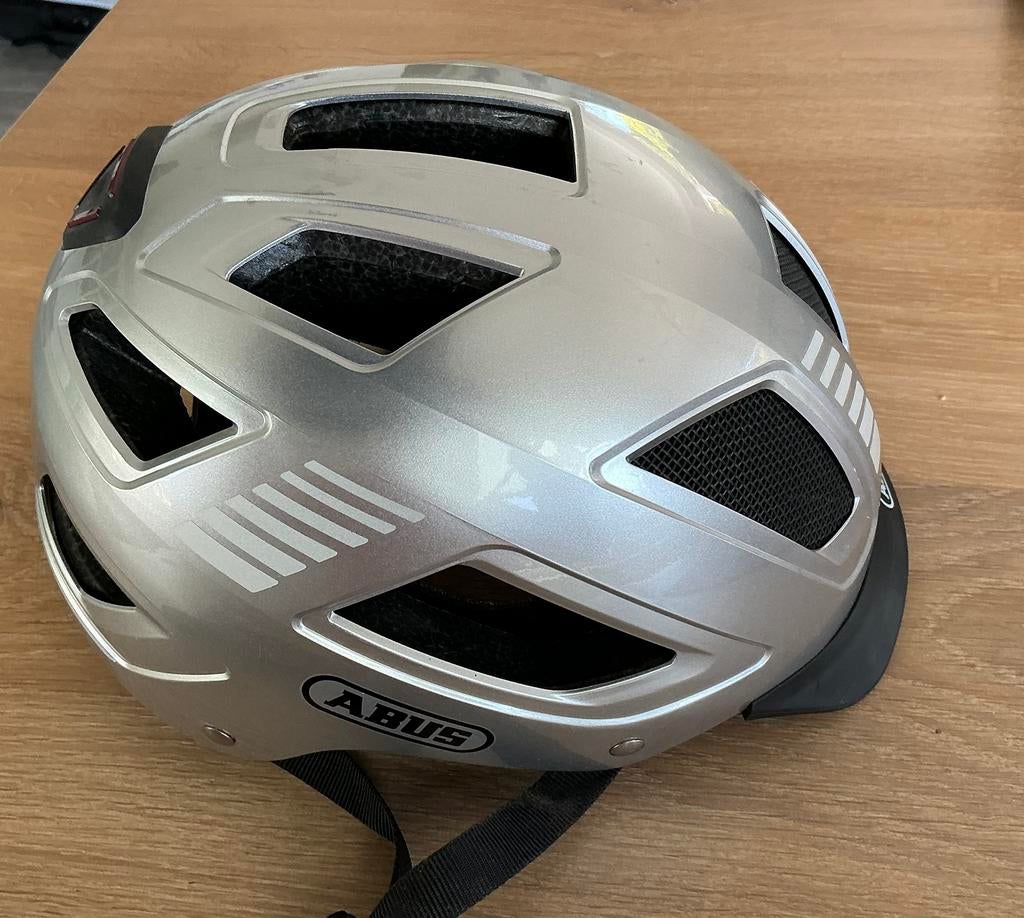 Abus fietshelm hyban 2.0 maat M model achv2 met verlichting, Ophalen, Zo goed als nieuw, M, Heer of Dame