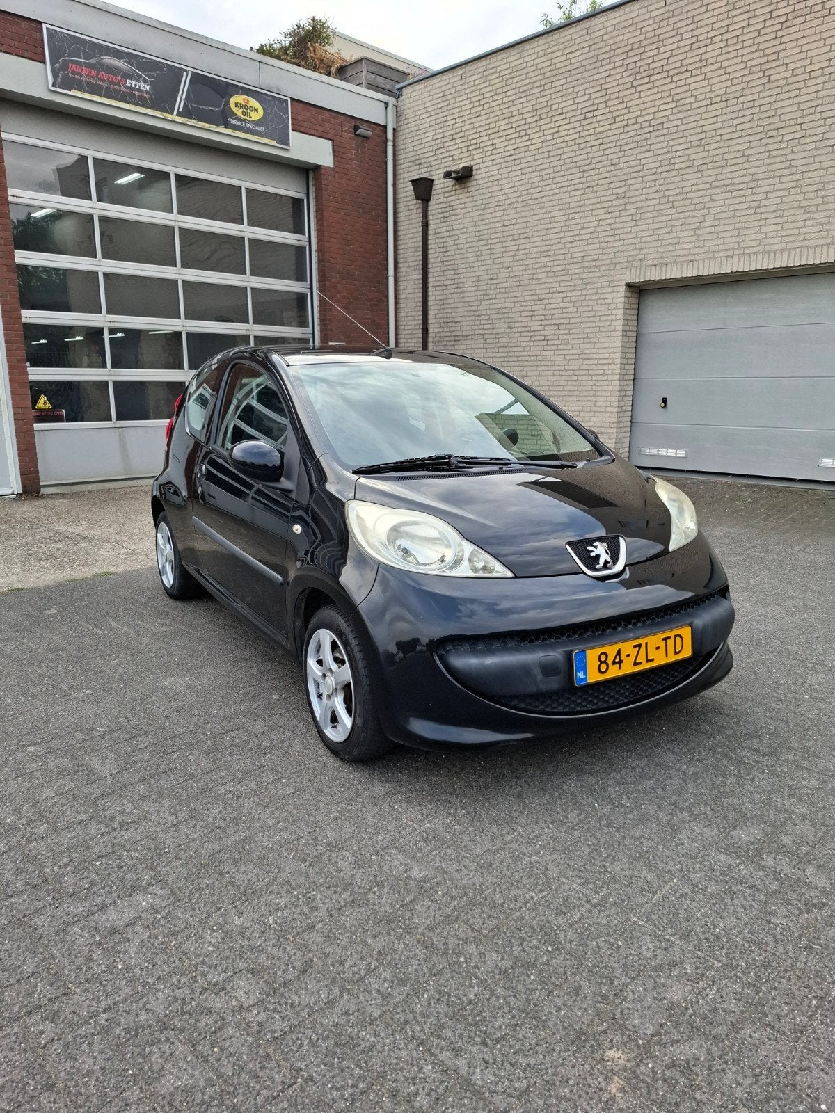 Peugeot 107 1.0 12V 3DR 2008 Zwart, Auto's, Voorwielaandrijving, Stof, 4 stoelen, Origineel Nederlands
