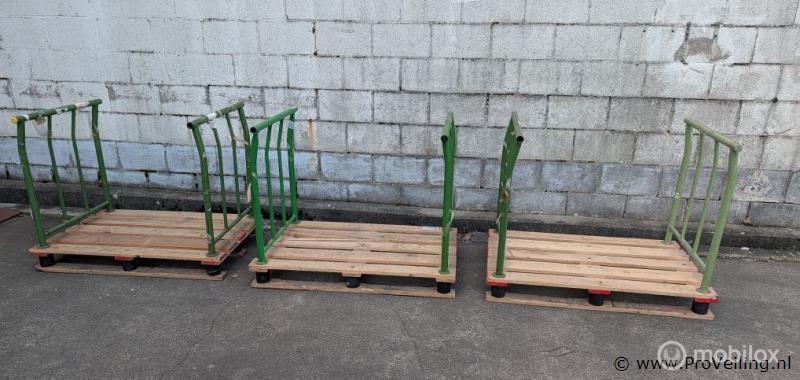 Online Veiling: Stalen stapelframe op houten pallet - 3 s..., Gebruikt