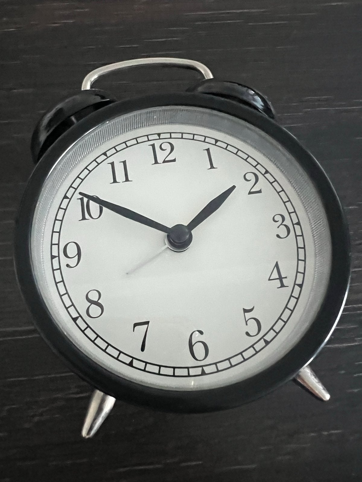 Zwarte retro wekker met analoge weergave, Ophalen, Gebruikt, Analoog, Werkt op batterijen