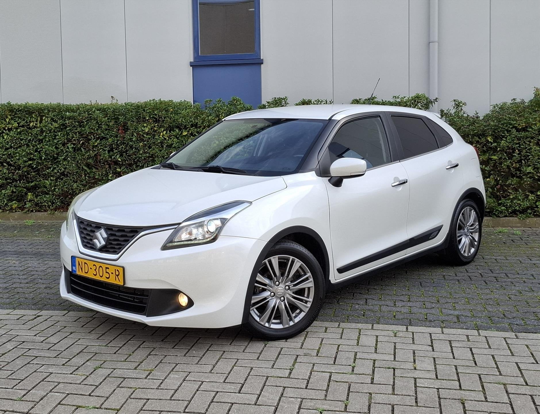 SUZUKI Baleno 1.2 90pk Exclusive Camera/Navigatie, Auto's, Dealer onderhouden, Stof, 4 cilinders, Wit