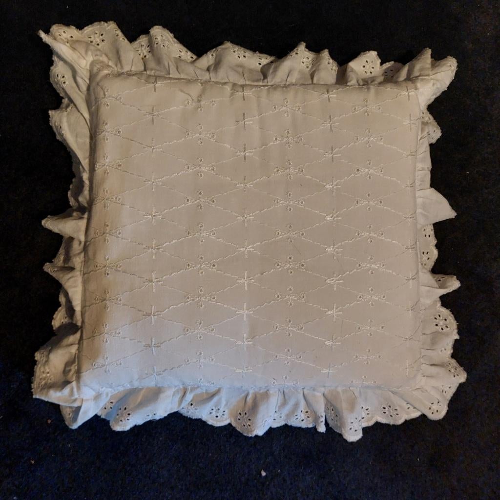 Oud kussentje broderie, prachtig bij antieke pop/beer, Verzamelen, Poppen, Ophalen of Verzenden, Zo goed als nieuw, Pop