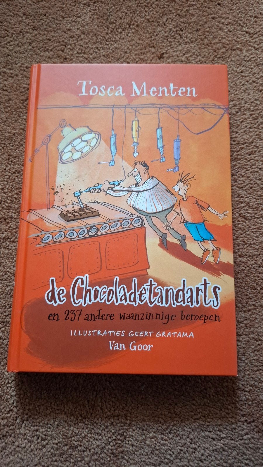 De Chocoladetandarts - Tosca Menten (Kinderboek), Boeken, Ophalen of Verzenden, Zo goed als nieuw, Tosca Menten, Fictie algemeen