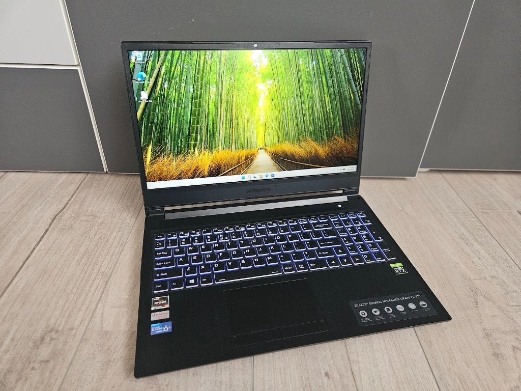 Medion Erazer E25 MD62301 15,6" Laptop Ryzen 5 5600H 3050TI, Met videokaart, 2 tot 3 Ghz, AMD Ryzen 5 5600H with Radeon Graphics