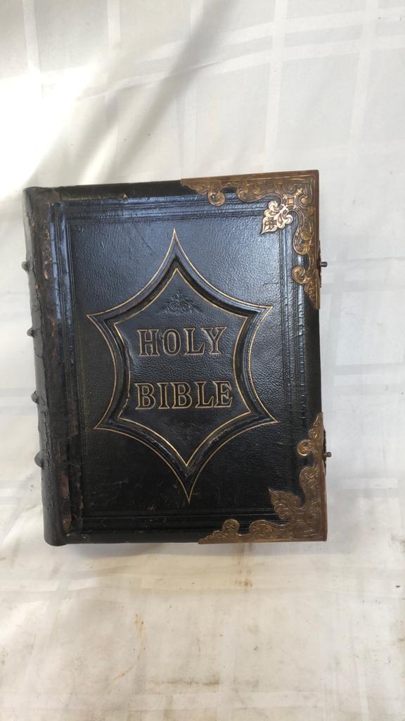 Antieke bijbel 1884 met sloten john Brown, Antiek en Kunst, Antiek | Boeken en Bijbels, Ophalen of Verzenden
