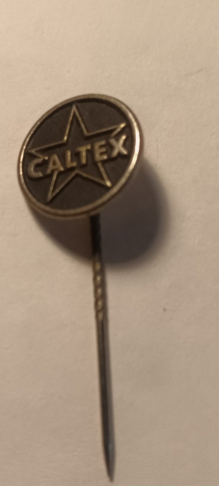 Vintage Caltex Speldje/Pin - Olie Maatschappij, Ophalen of Verzenden, Gebruikt, Merk, Speldje of Pin