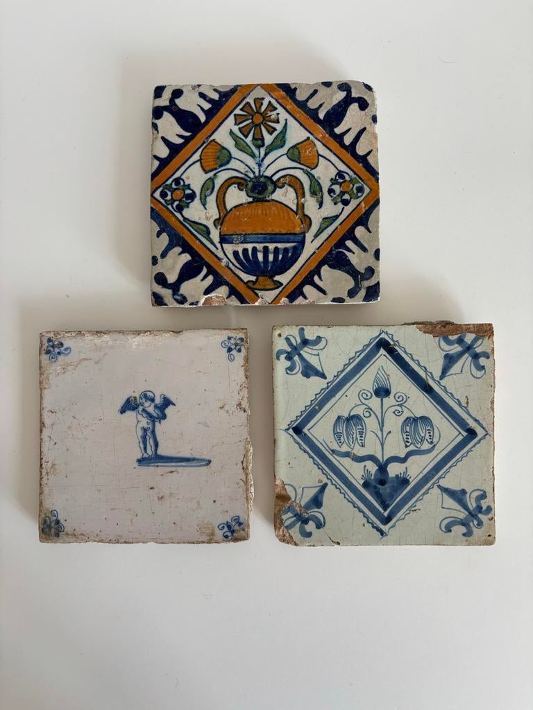 Antieke tegels - Amor, polychroom, tulp, Ophalen of Verzenden