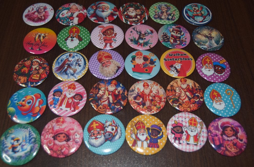 sinterklaas buttons 58mm 1,- pst heel veel soorten, Ophalen of Verzenden, Nieuw