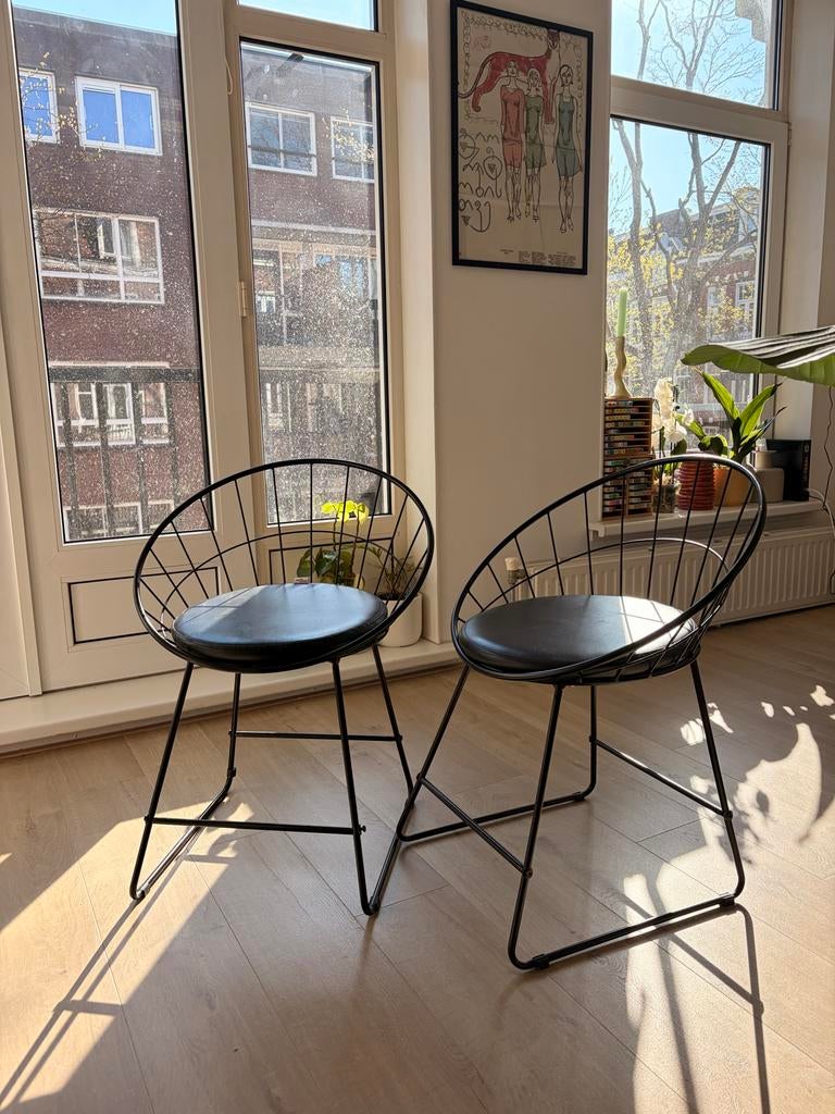 Moderne zwarte accentstoelen met minimalistisch design, Ophalen, Twee, Zwart, Zo goed als nieuw