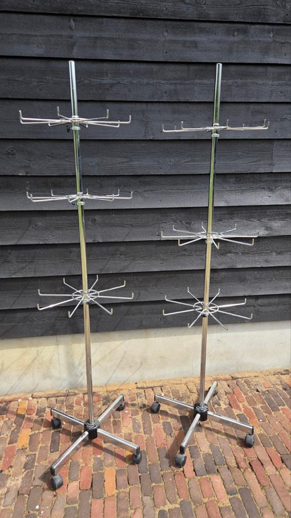 2 Winkeldisplays met verstelbare haken, ca. 180 cm hoog, Ophalen