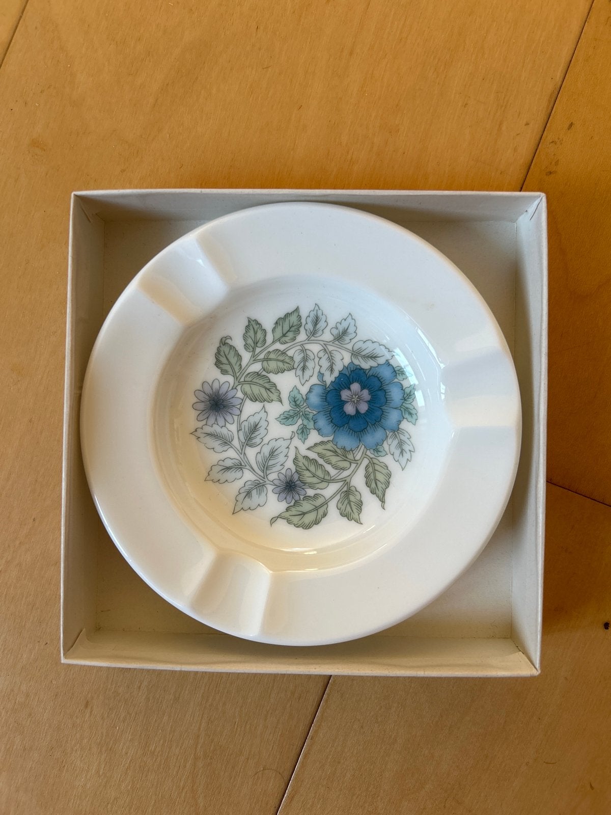 Wedgwood Clementine asbak - Porselein met bloemmotief, Ophalen of Verzenden, Zo goed als nieuw, Porselein, Overige typen
