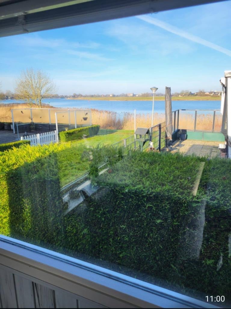 Luxe stacaravan met uitzicht op water, winterhard