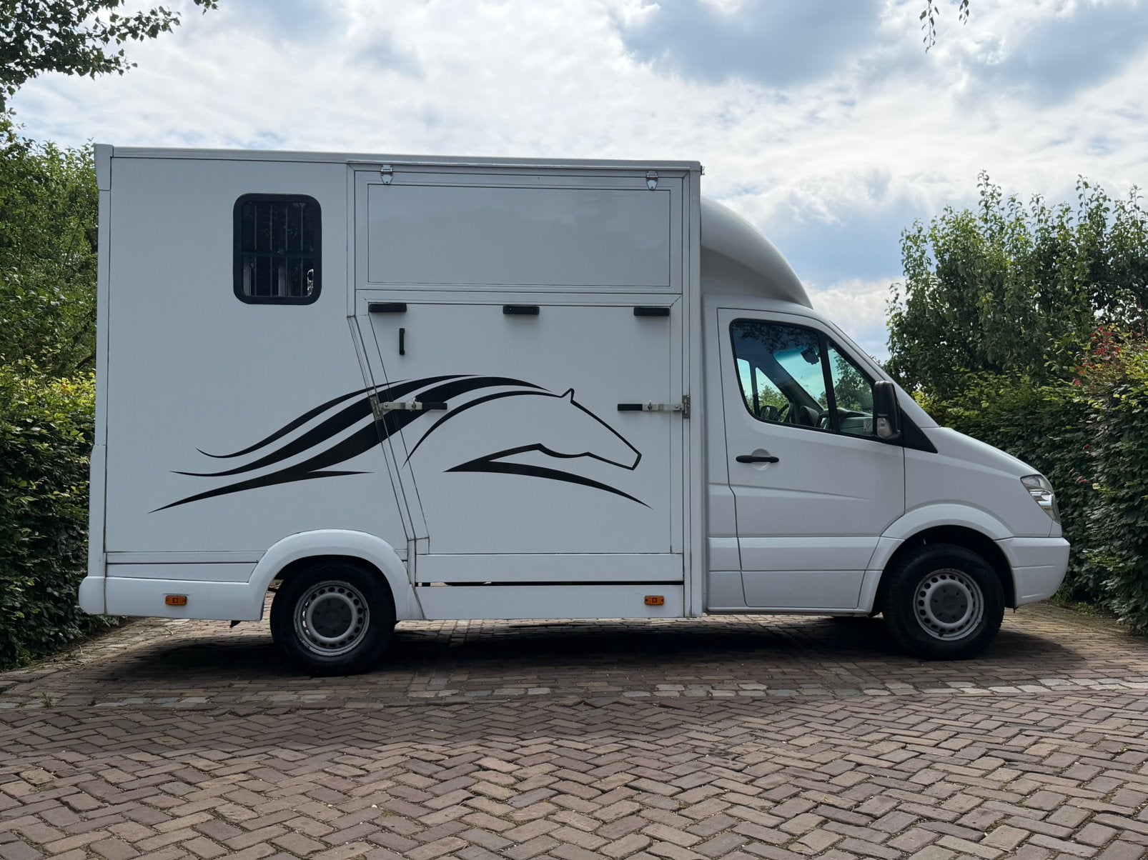 Super nette 2 paards paardenwagen mercedes twv opbouw, Ophalen, Info@ttpaardentrailers, Zo goed als nieuw, TT paardentrailers