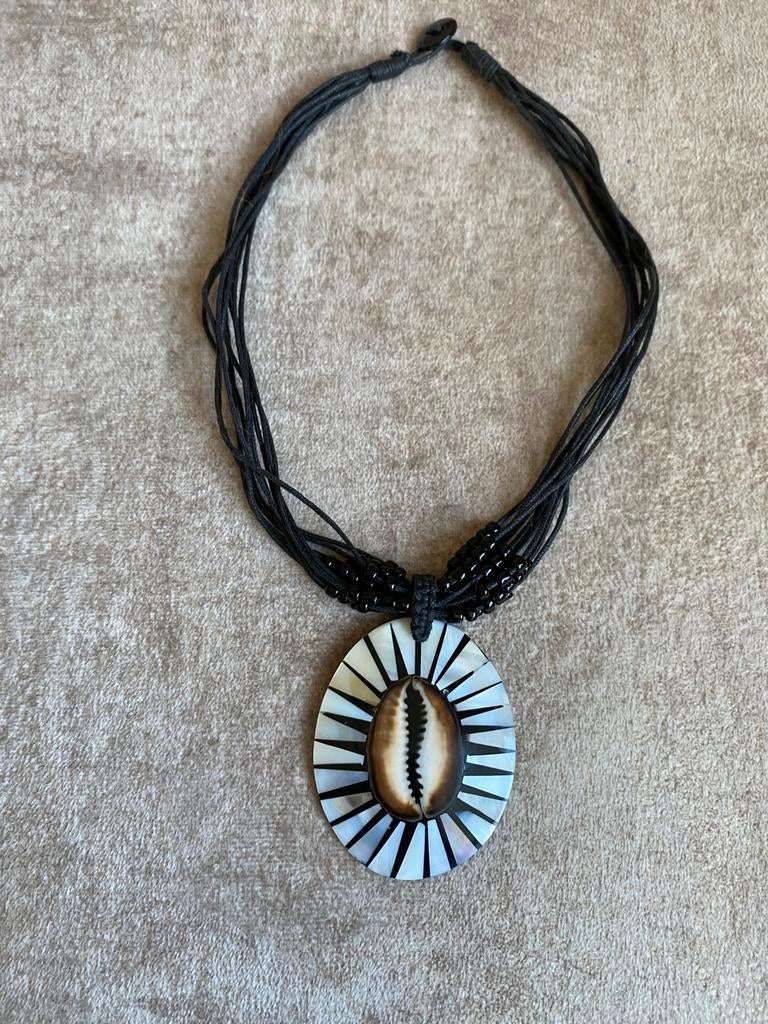Zwarte ketting met schelpenhanger, Zwart, Nieuw, Ophalen of Verzenden, Overige materialen