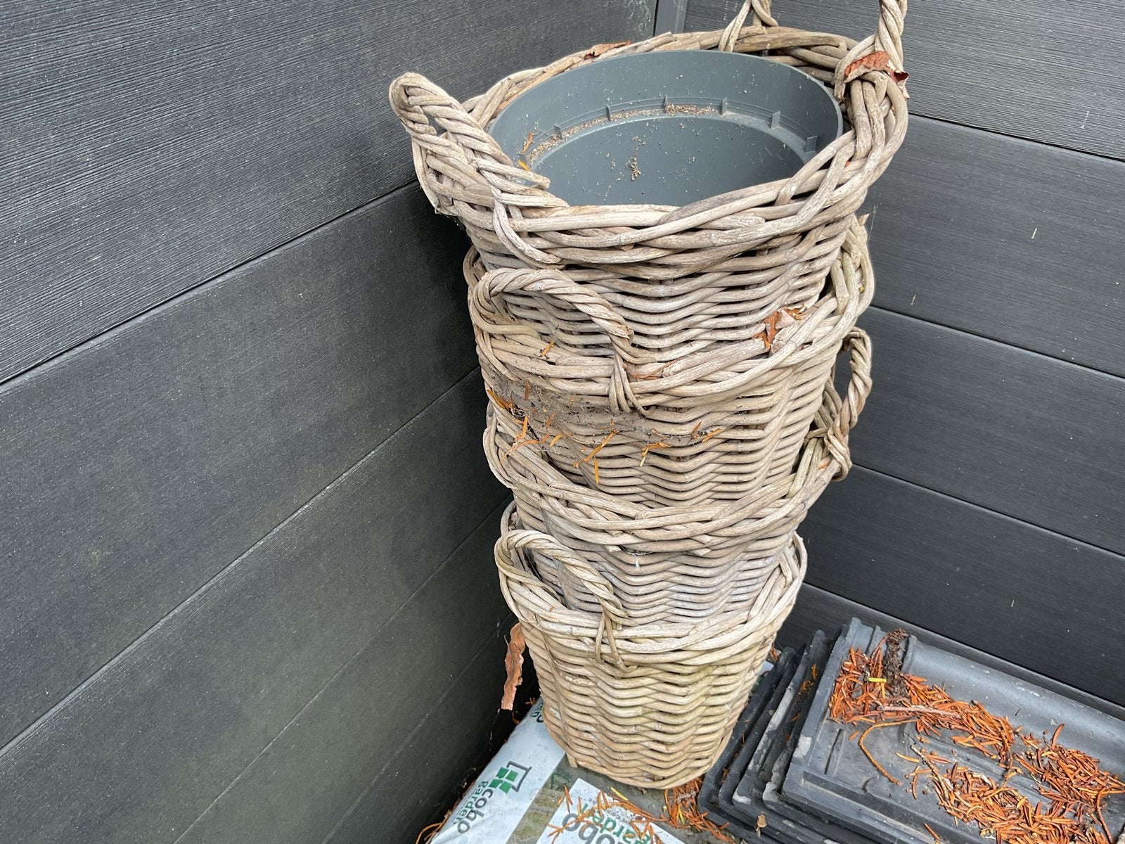 7 rieten manden: 4 staand, 3 hangend - decoratief en praktis, Tuin en Terras, Ophalen, Overige materialen, Gebruikt, Minder dan 60 cm