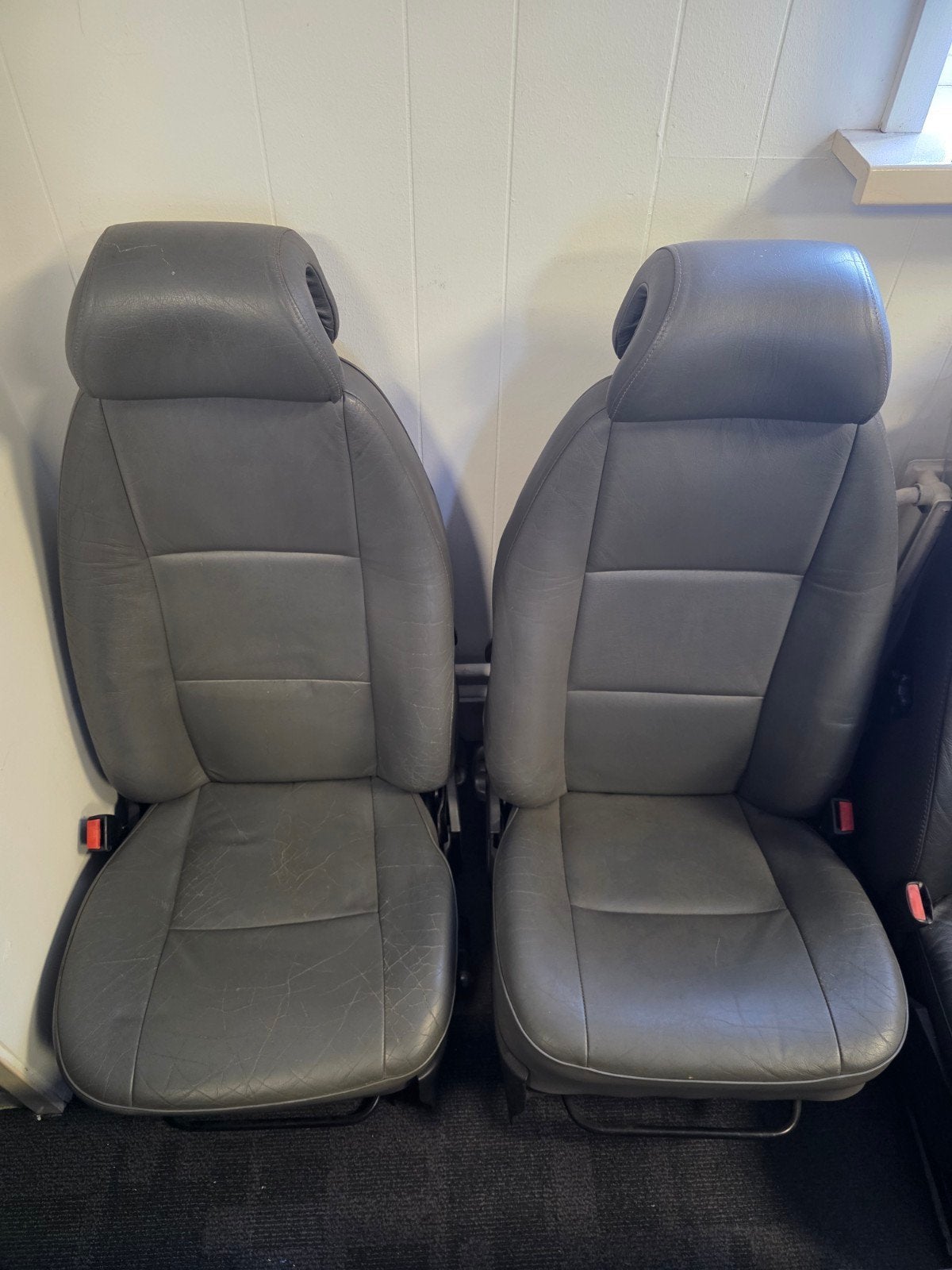 Saab 900 classic lederen voorstoelen, grijs., Ophalen, Gebruikt, Universele onderdelen