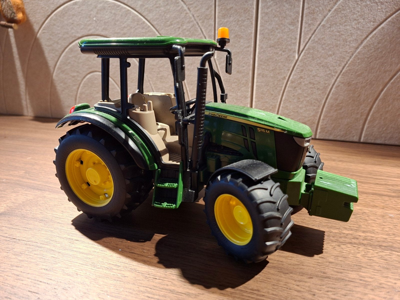 Bruder John Deere Tractor 5115M - 25cm, Ophalen of Verzenden, Zo goed als nieuw