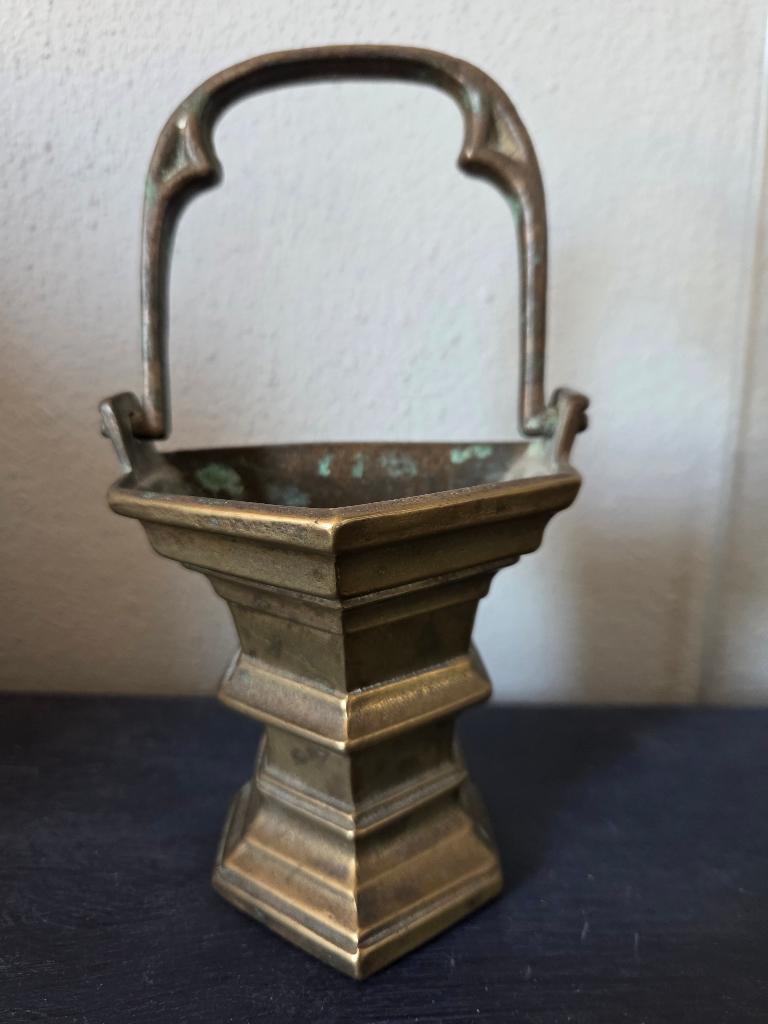 Gotische wijwaterbakje, Ophalen of Verzenden, Brons