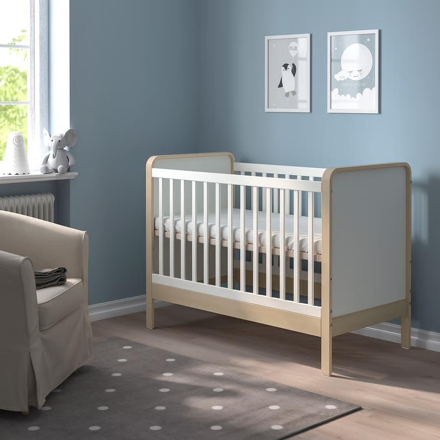 ÄLSKVÄRD babybed met matras, zo goed als nieuw, Kinderen en Baby's, Babywiegjes en Ledikanten, Ophalen, Zo goed als nieuw, Ledikant