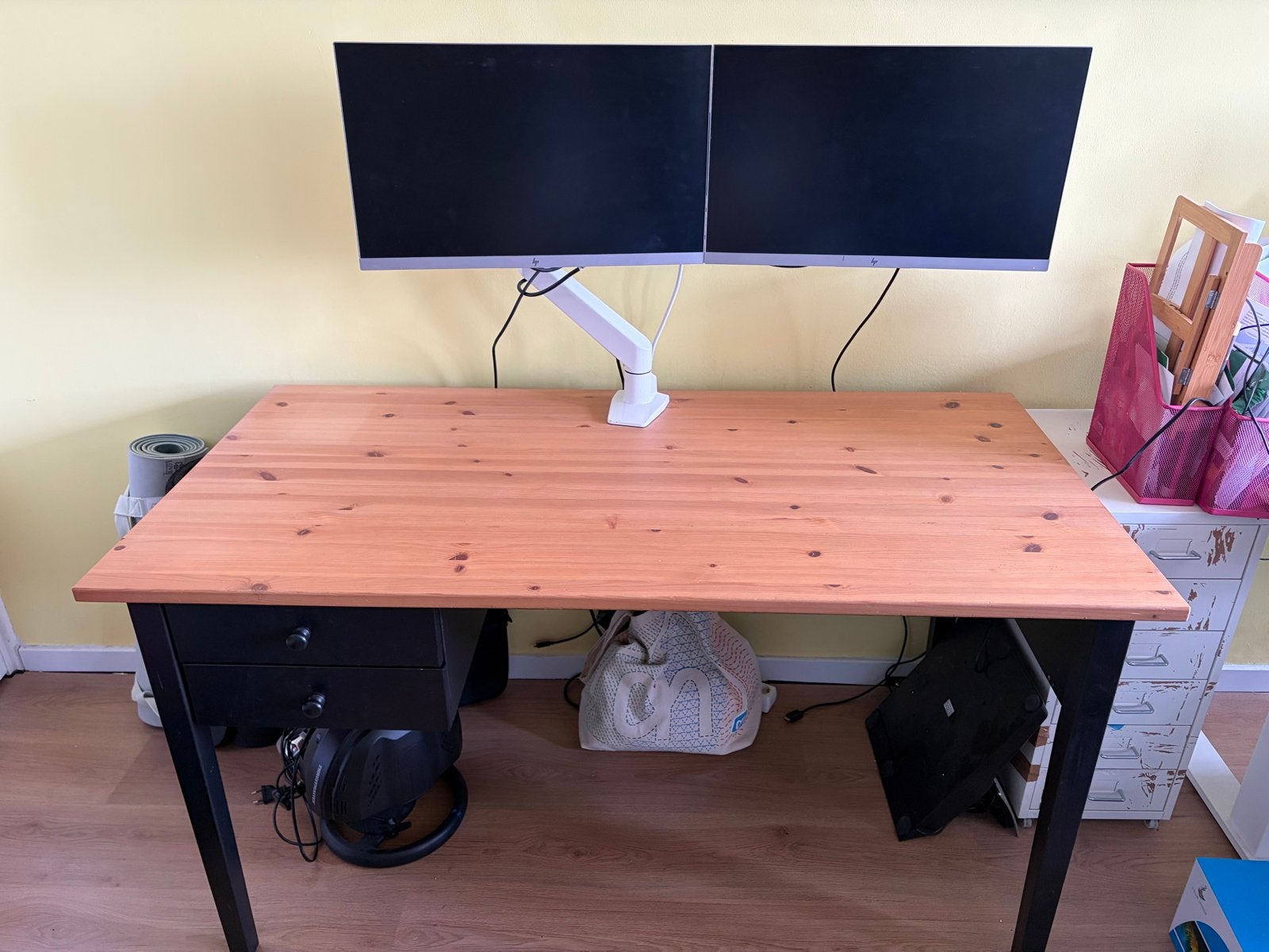 IKEA bureau met 2 HP schermen en verstelbare arm, Ophalen, Zwart, Gebruikt, Hout
