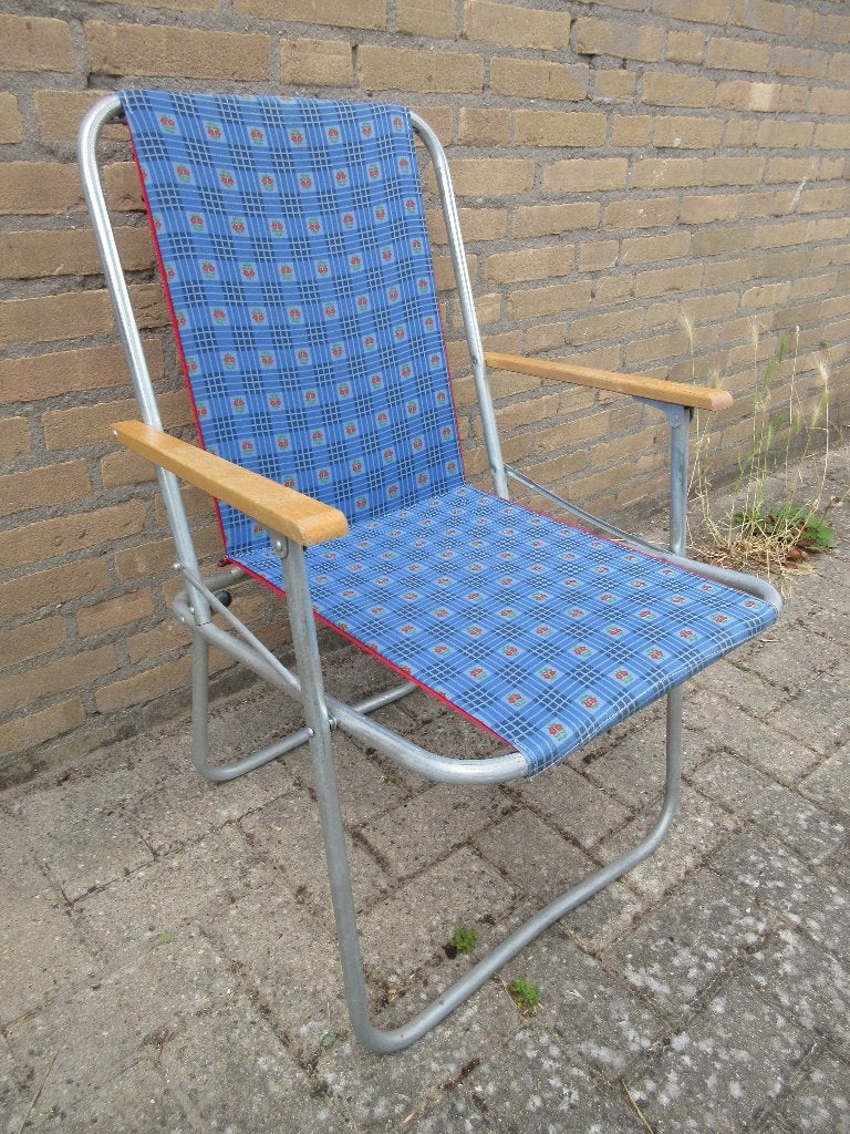 Vintage blauwe campingstoel rode bloemen en houten leuningen, Ophalen of Verzenden, Gebruikt, Campingstoel
