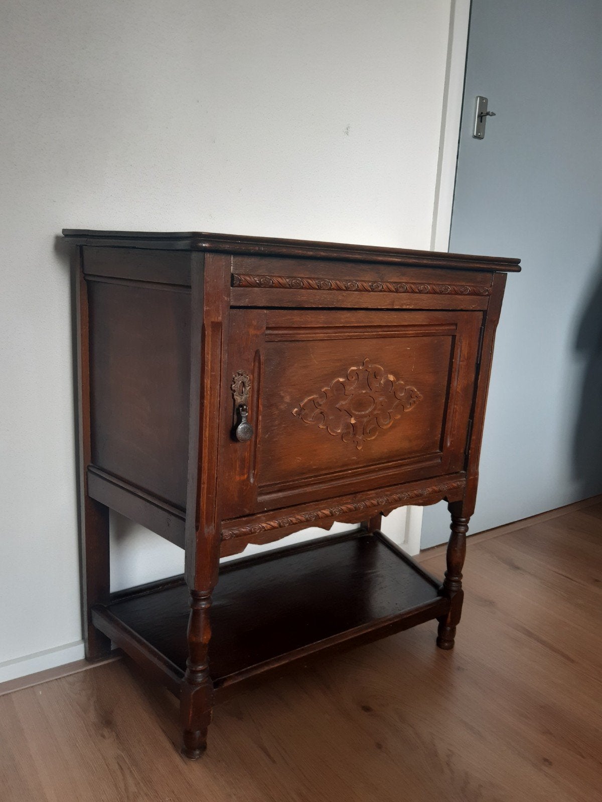 Antiek nachtkastje/halkastje met houtsnijwerk, Antiek en Kunst, Ophalen