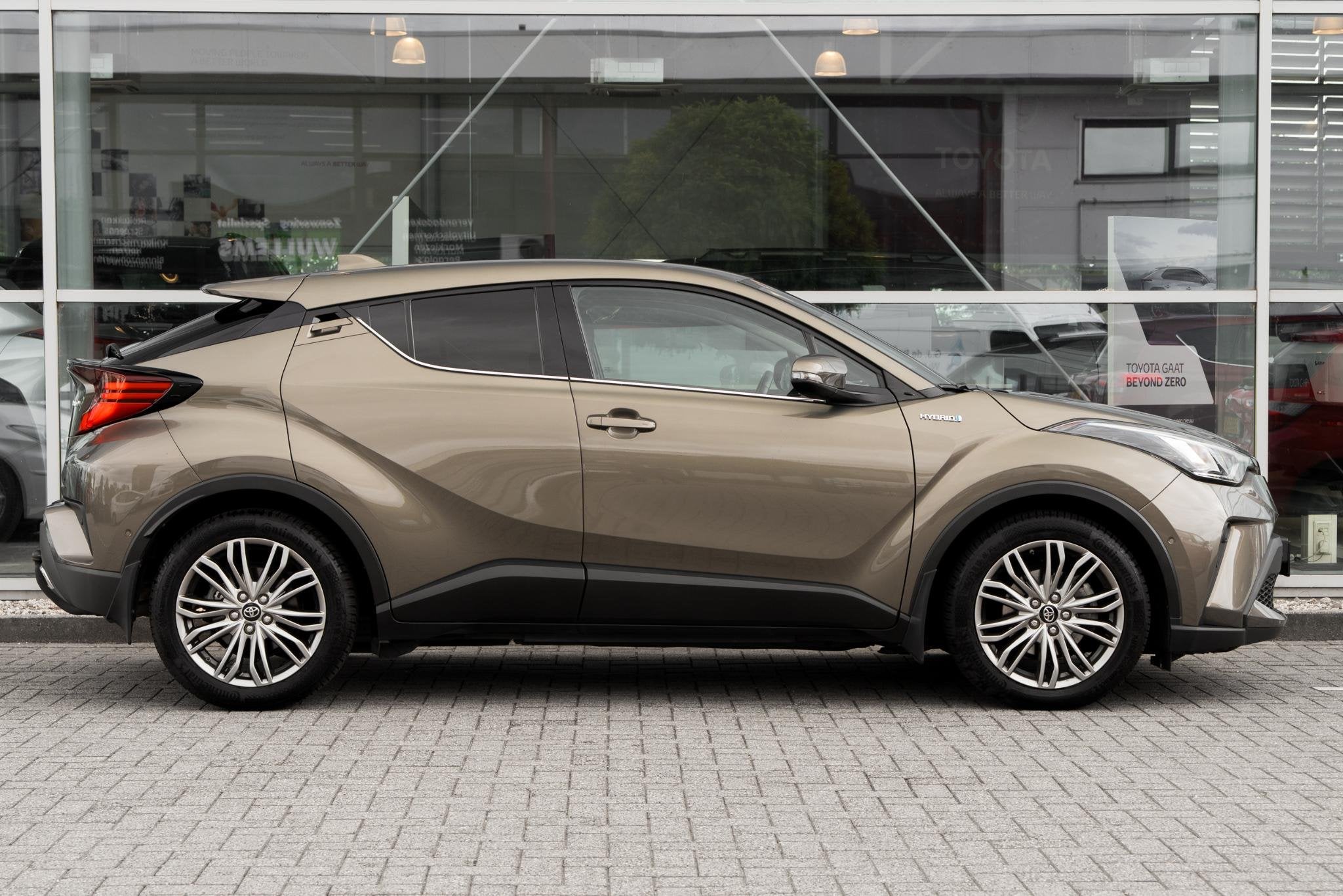 Toyota C-HR 2.0 Hybrid Executive Trekhaak, Automatische klimaatregeling, Euro 6, 4 cilinders, Bruin