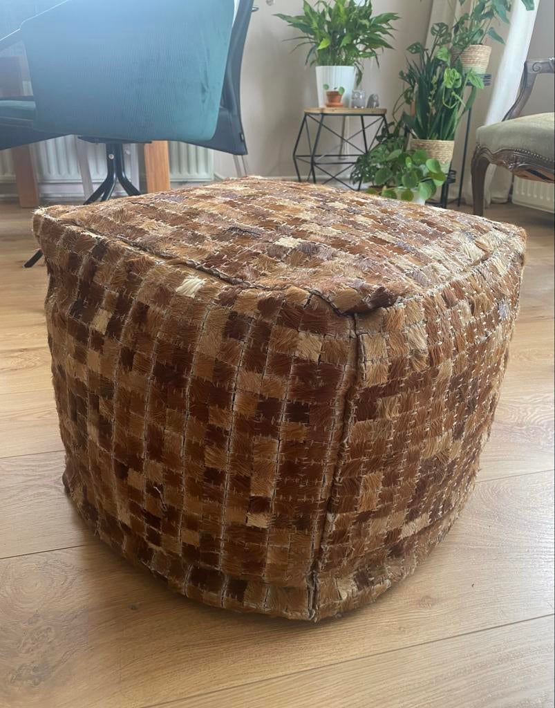 Poef van koeienhuid - Bruin/beige geblokt, Huis en Inrichting, Banken | Voetenbanken en Poefen, Ophalen, Minder dan 50 cm, Vierkant