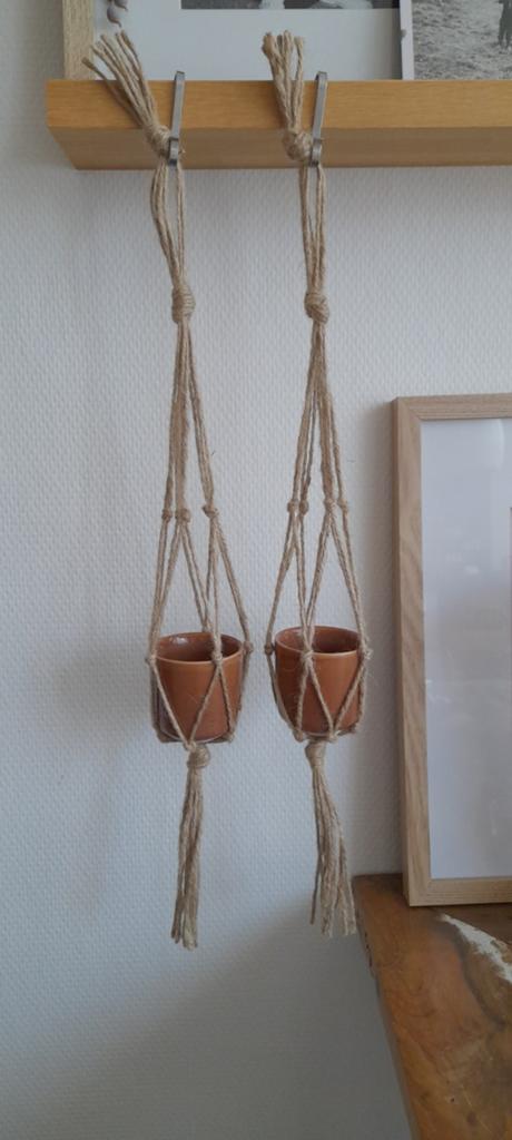 2 plantenhangers van jute touw incl nieuwe bloempotjes, Huis en Inrichting, Kamerplanten, Ophalen of Verzenden, Halfschaduw, Minder dan 100 cm