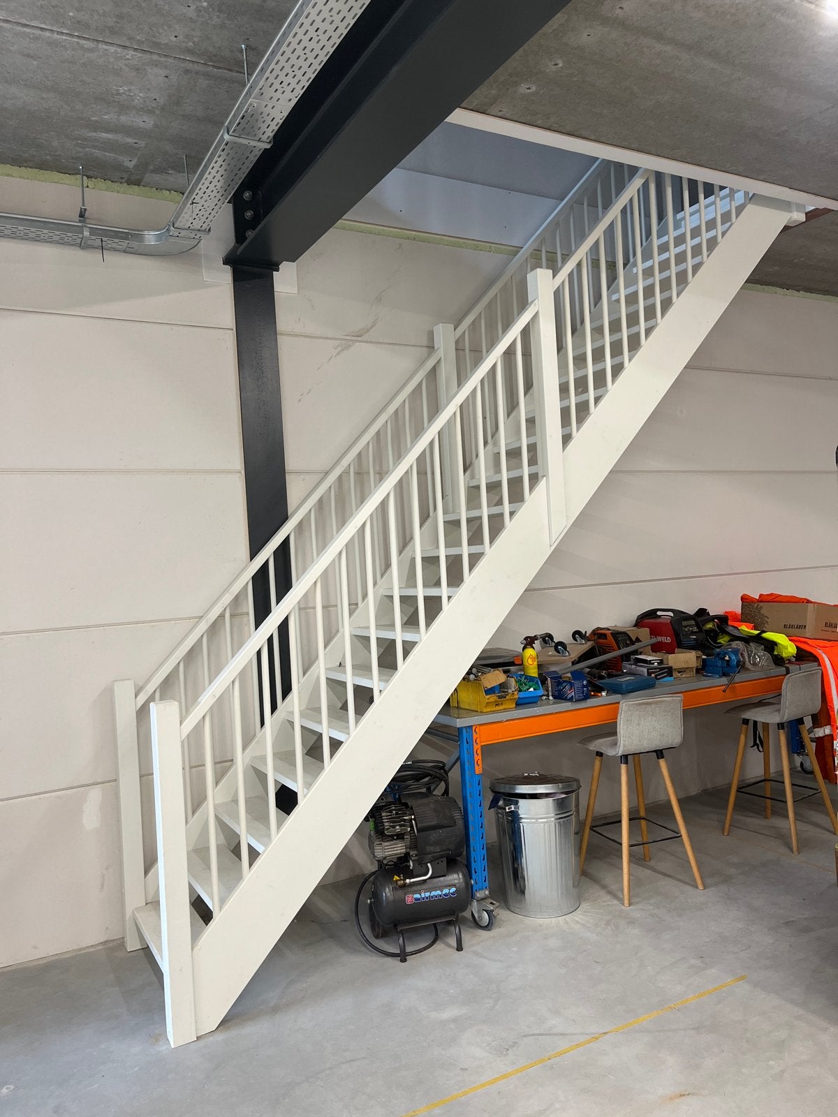 Witte houten trap met leuning, Ophalen, Nieuw, Trap, 2 tot 4 meter