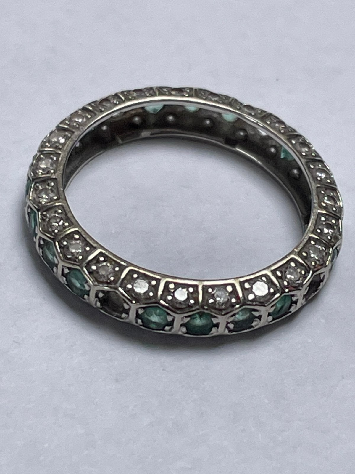 Damesring witgoud 14K met diamanten en smaragd stenen, Gebruikt, Ophalen of Verzenden, Kleiner dan 17, Met edelsteen