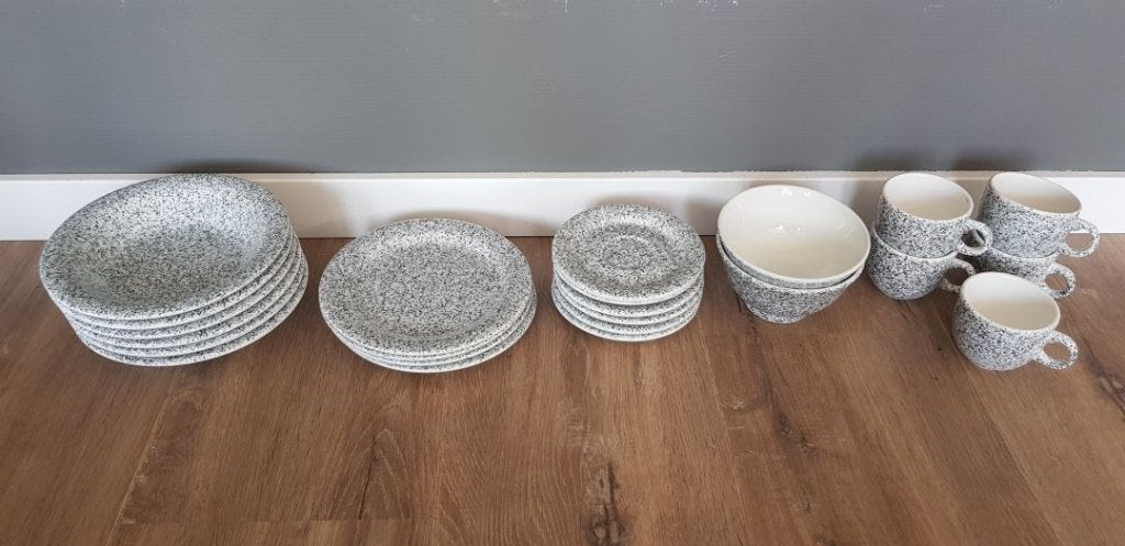 Grijze spikkeltjes serviesset, Keramiek, Nieuw, Ophalen of Verzenden, Overige stijlen
