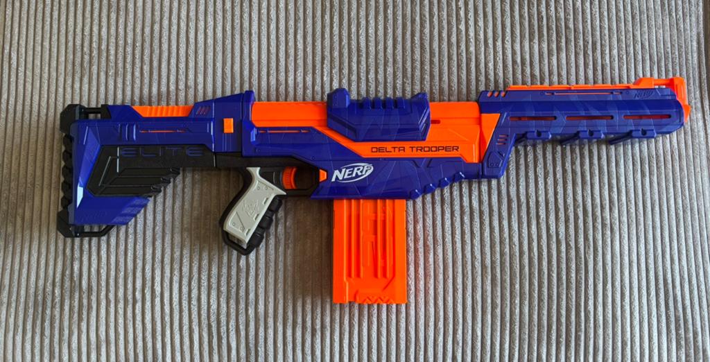 Nerf Elite Delta Trooper met magazijn – zo goed als nieuw, Kinderen en Baby's, Speelgoed | Buiten | Actiespeelgoed, Ophalen of Verzenden