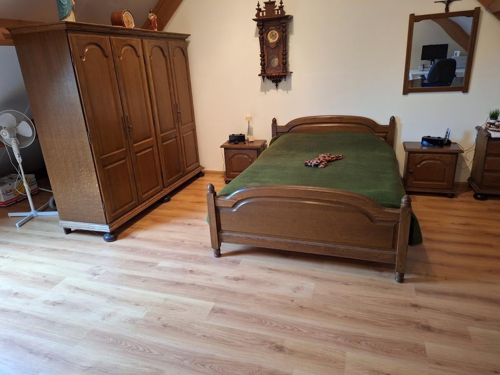 Compleet donker eiken slaapkamer met 4 drs hangkast, Huis en Inrichting, Slaapkamer | Complete slaapkamers, Zo goed als nieuw