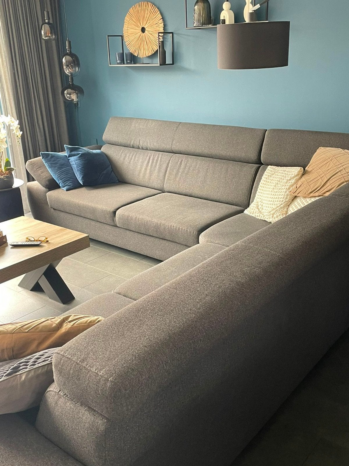 Hoekbank grijs stof 300x300 Z.G.A.N
met verstelbare neksteun, Ophalen, Stof