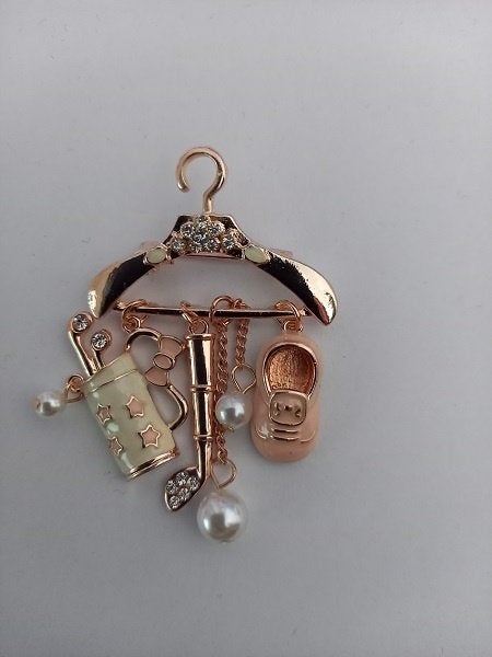Goudkleurige broche kleerhanger met verschillende bedeltjes, Ophalen of Verzenden, Nieuw, Oranje, Overige materialen