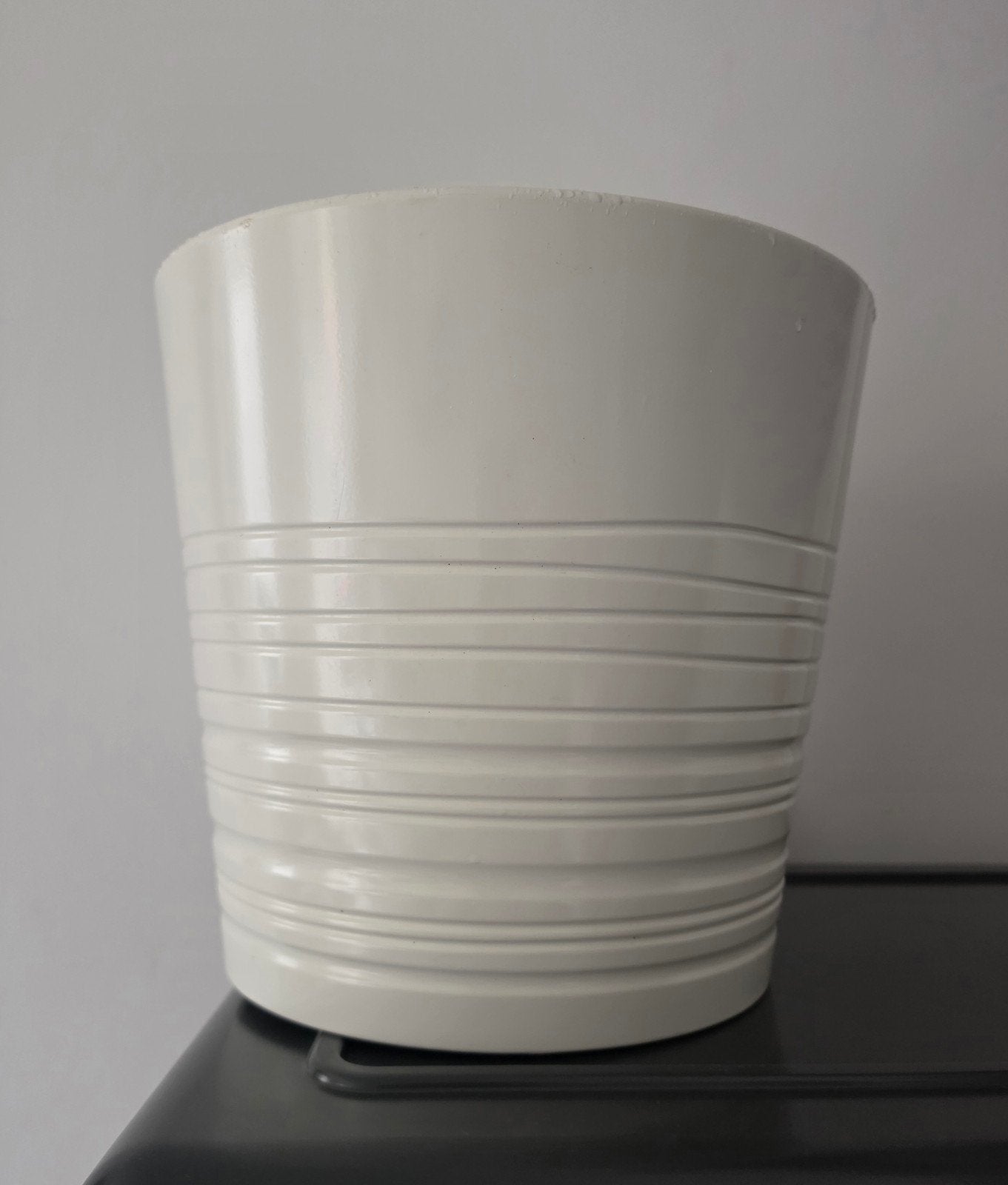 Witte bloempot met ribbels - 29cm hoog, 25 tot 40 cm, Gebruikt, Rond, Binnen