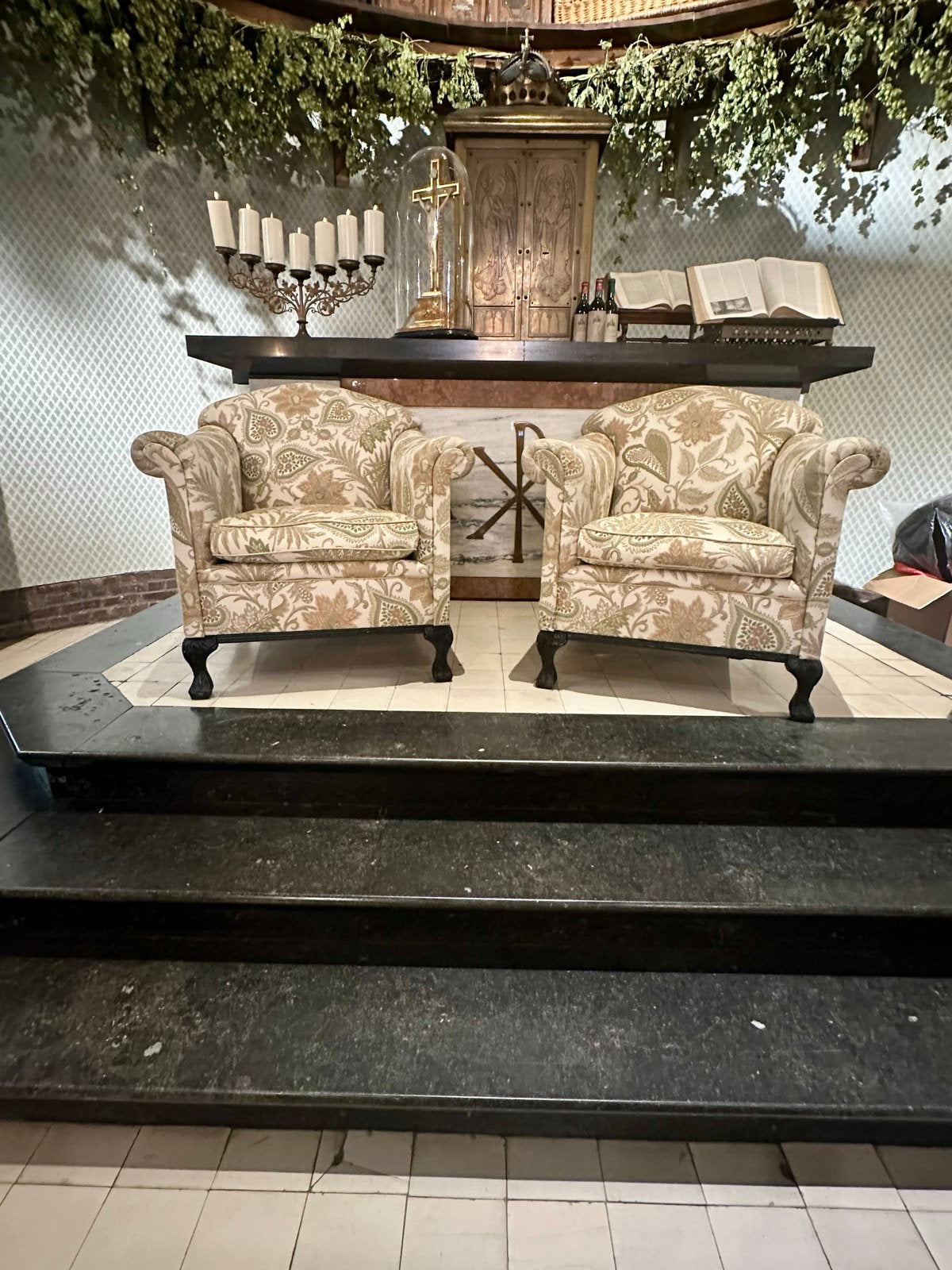 Twee comfortabele fauteuils met paisley print