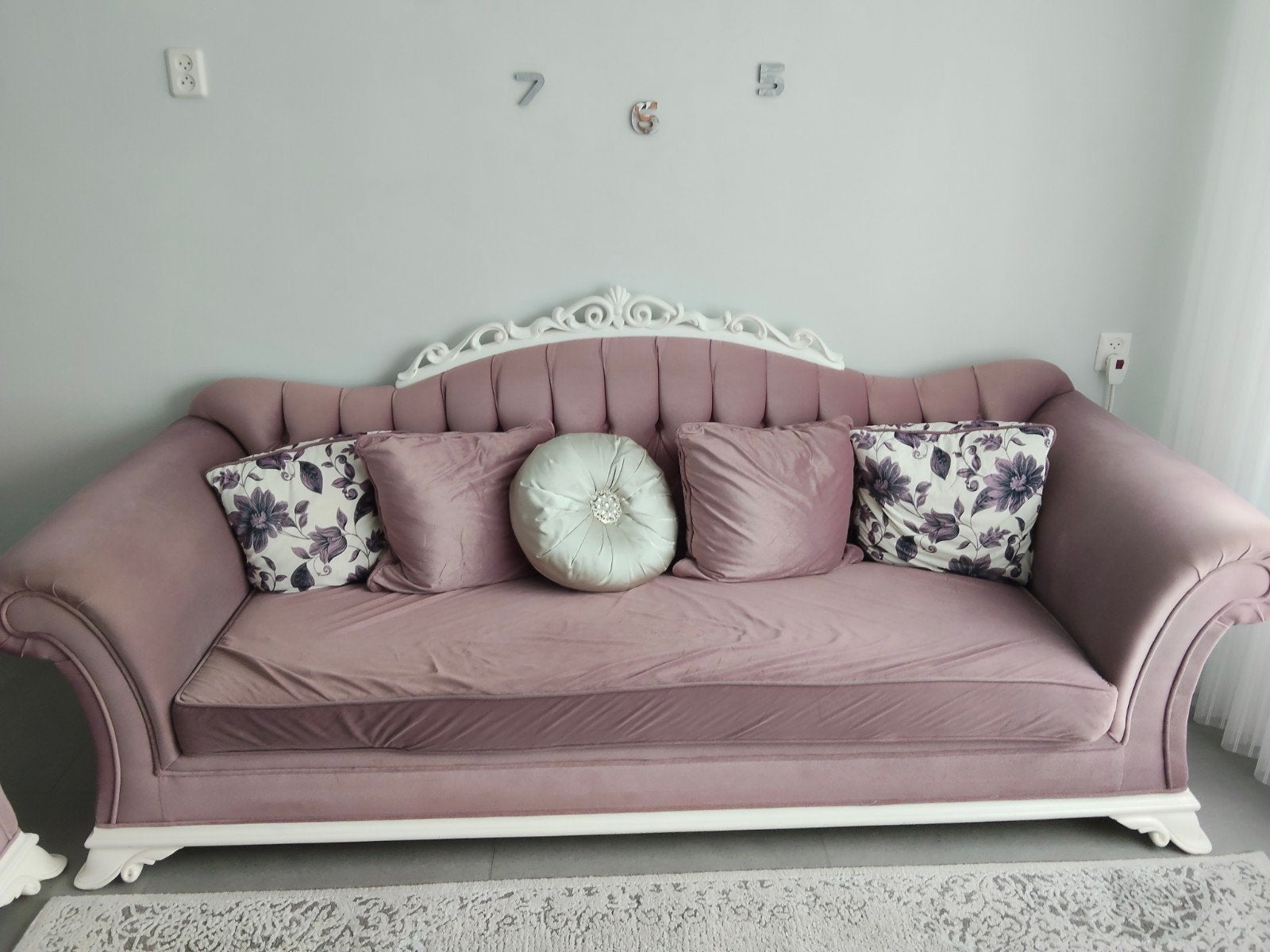 Roze bank met sierlijke details en gebruikssporen, Huis en Inrichting, Hout, Gebruikt, Klassiek, Driepersoons