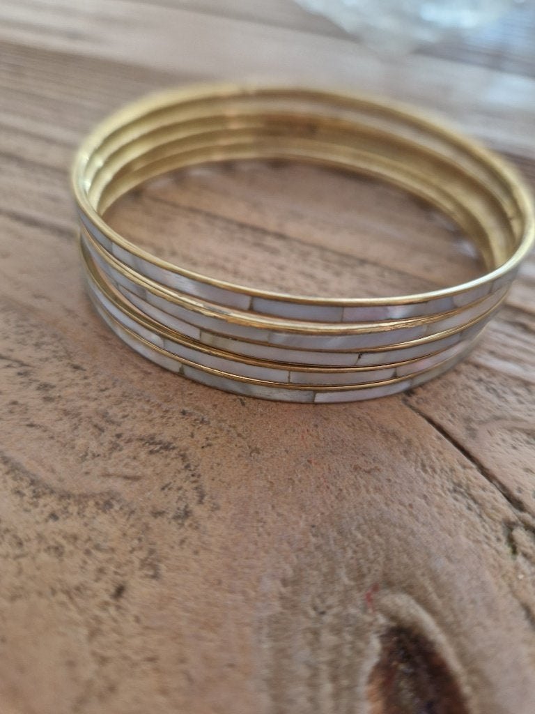 Set van parelmoer armbanden