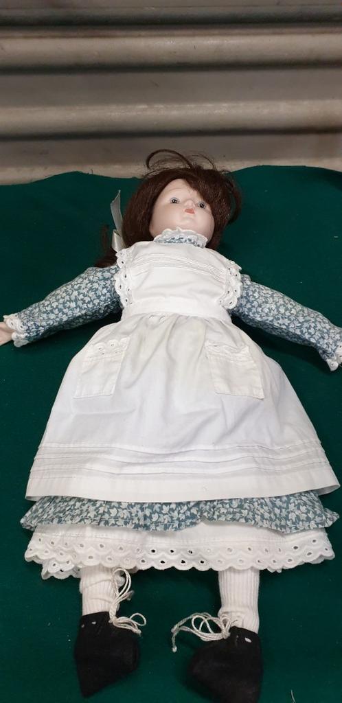 Pop van porselein in pauwentroon, Ophalen of Verzenden, 'T Olde Gre-j, Info@toldegrej.nl, Endepoelstraat 20f Didam
