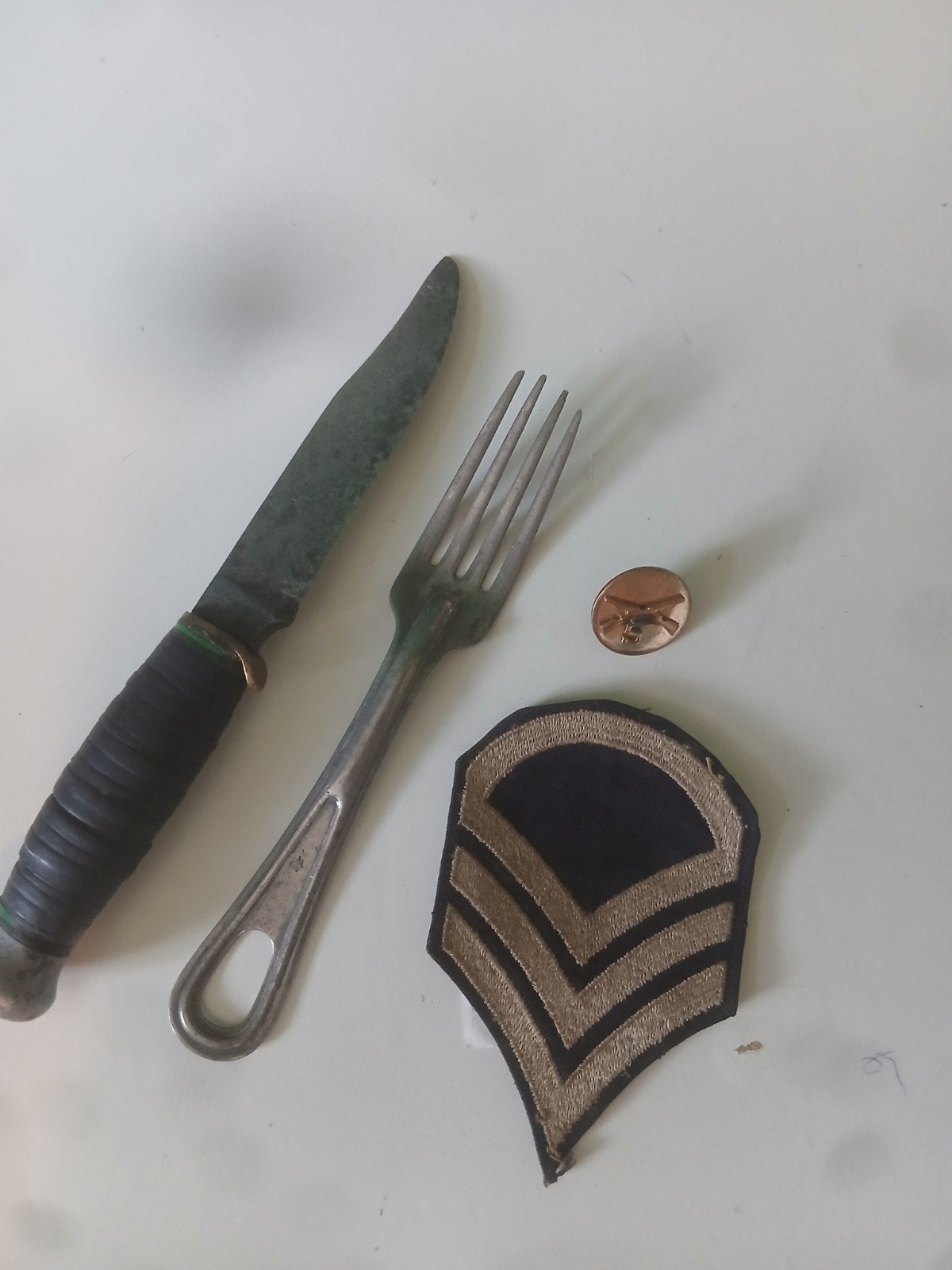 WW2 Amerikaans Militair Lot: Mes, Vork, Speld en Patch, Verzamelen, Ophalen of Verzenden, Landmacht, Amerika, Mes of Dolk