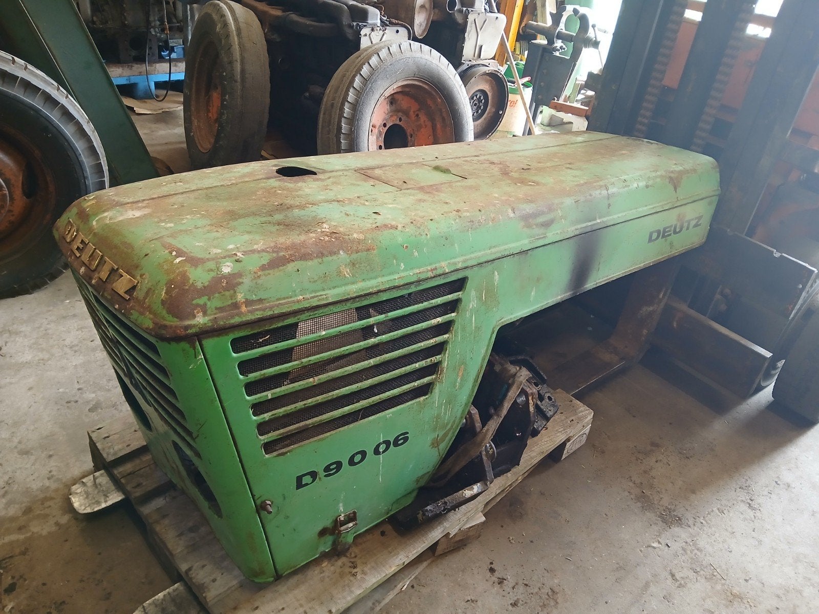Deutz 7506 8006 9006 10006 motorkap motorkappen, Ophalen