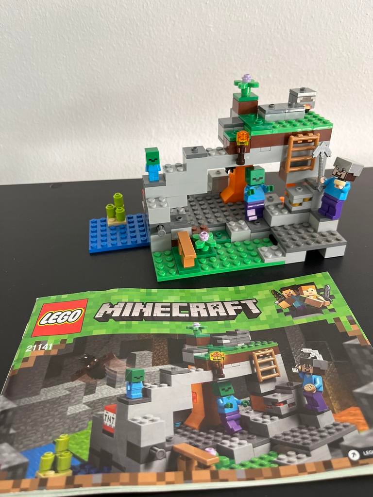 LEGO Minecraft 21141 De Zombie Grot, Minecraft, Lego, Ophalen of Verzenden, Zo goed als nieuw