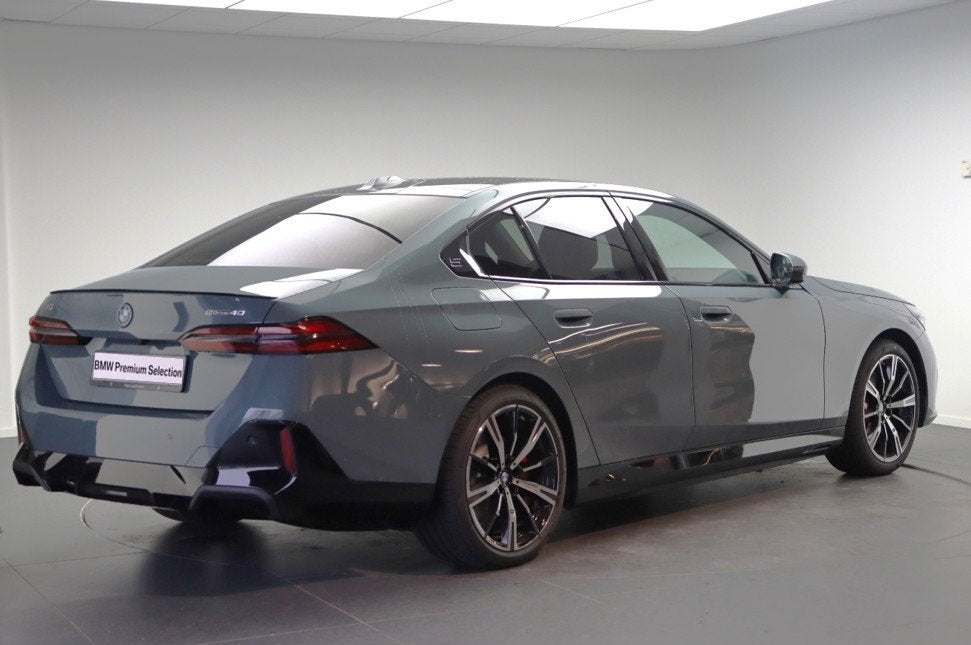 BMW i5 eDrive40 M Sport / Panoramadak / Achteruitrijcamera /, 2095 kg, Achterwielaandrijving, Zwart, Met garantie (alle)